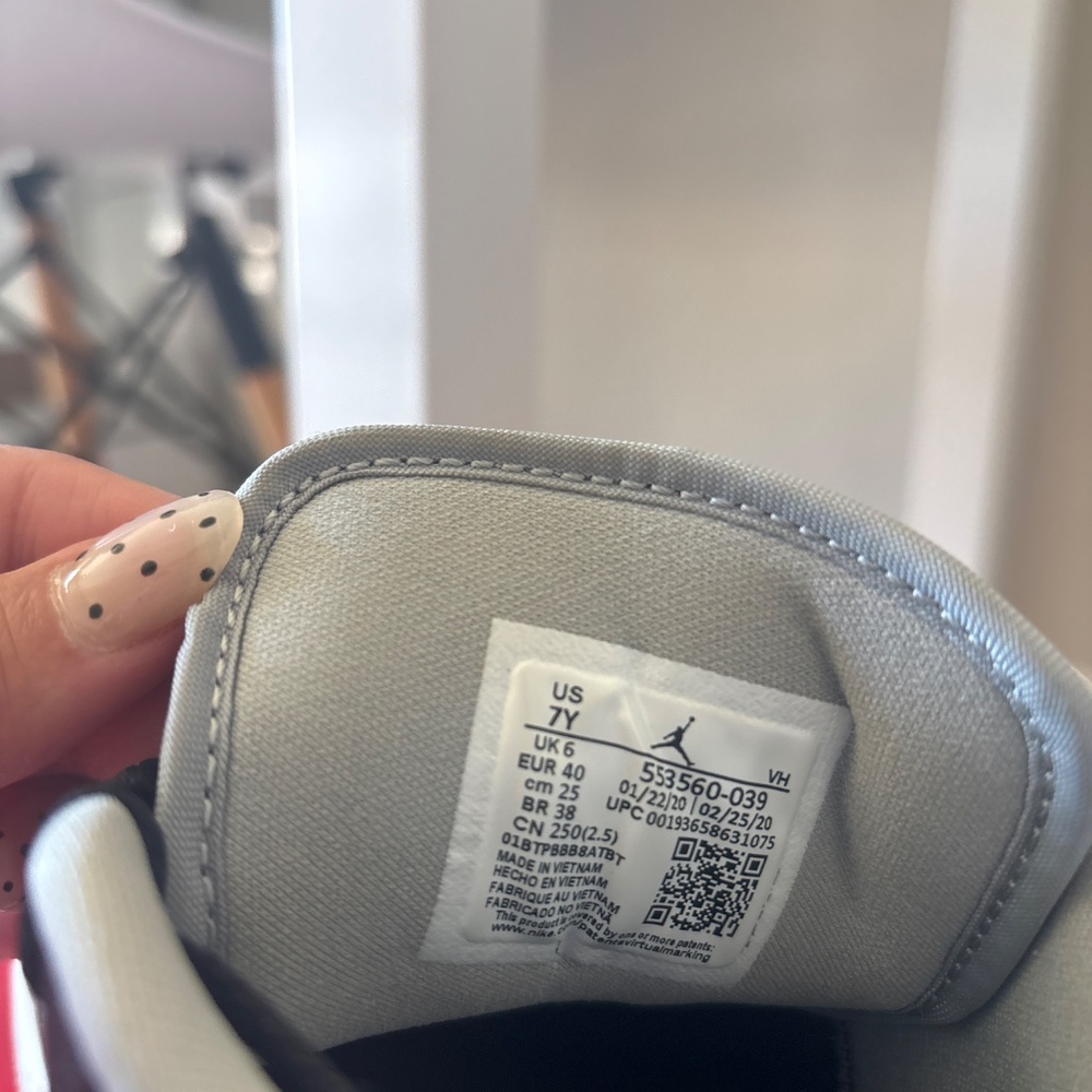 Nike - Picture 2 of 3